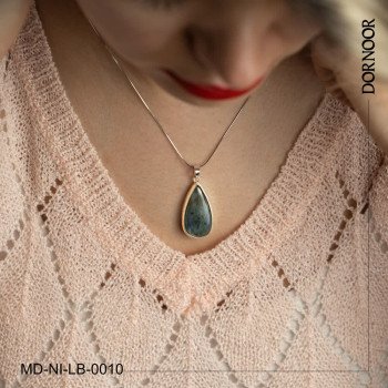 مدال با سنگ لابرادوریت با قاب و گیره نقره دست ساز